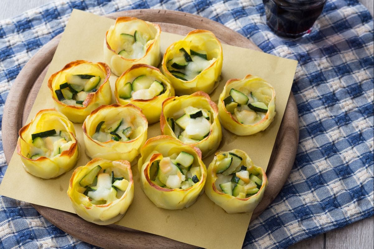 Cestinhos de batata com abobrinha e queijo