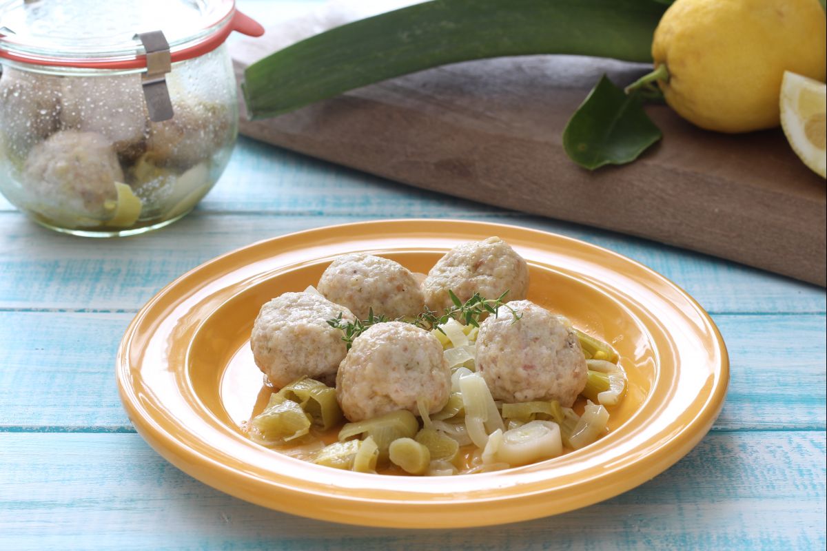 Almôndegas de frango na cocção em pote